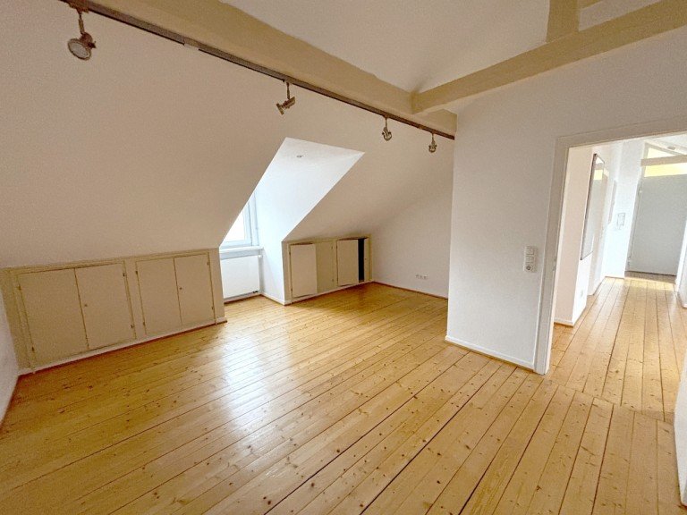 gem�tlicher Wohnbereich Darmstadt Dachgeschosswohnung **VERMIETET** Gem�tliche Dachgeschosswohnung mit Holzdielen � charmantes Zuhause in Zentrumsn�he