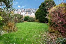 weitl�ufiger Garten **VERKAUFT** Attraktives gro�z�giges Einfamilienhaus auf 1.236 m� Grundst�ck
