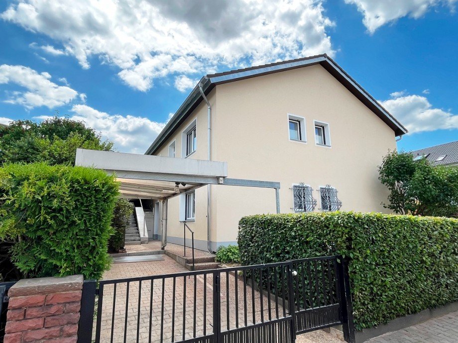 Hausansicht Eingangsseite Terrassenwohnung Ro�dorf