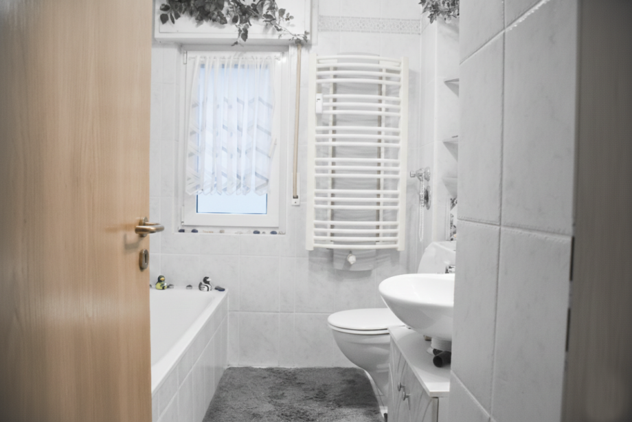 EG: Tageslichtbad Zweifamilienhaus Weiterstadt