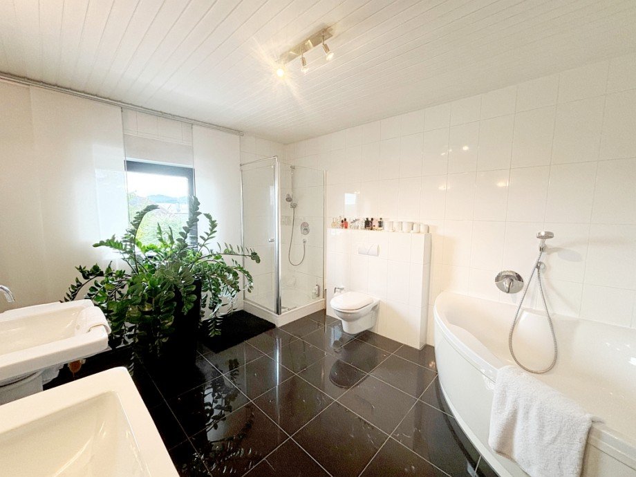 modernes Tageslichtbad mit Wanne und Dusche Einfamilienhaus Fr�nkisch-Crumbach