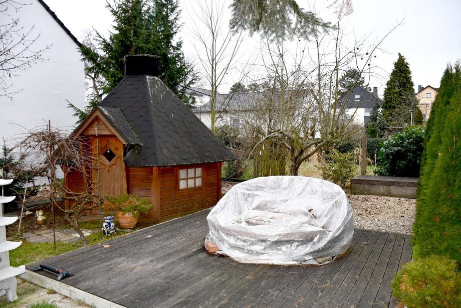 Gartenterrasse und Gartenhaus Doppelhaush�lfte Darmstadt-Wixhausen