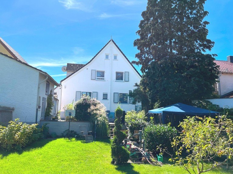 Hausansicht Gartenseite Darmstadt-Wixhausen Zweifamilienhaus **VERKAUFT** Attraktives Zweifamilienhaus mit viel Platz im idyllischen Garten
