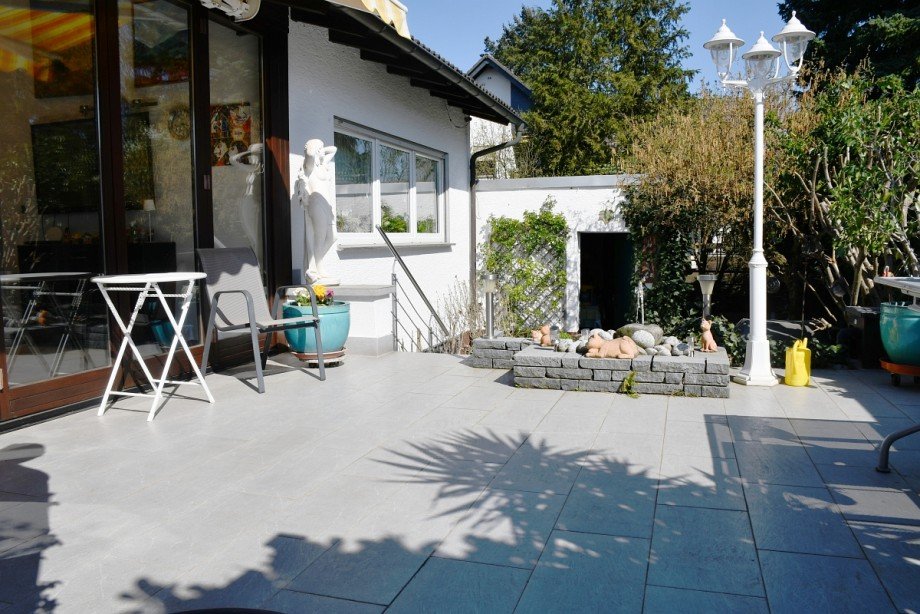 gro�e Sonnenterasse mit Markise Einfamilienhaus B�ttelborn-Worfelden