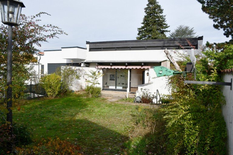 Hausansicht Gartenseite Darmstadt-Kranichstein Bungalow **VERKAUFT** Charmanter Bungalow in ruhiger waldrandnaher Wohnlage von Darmstadt-Kranichstein