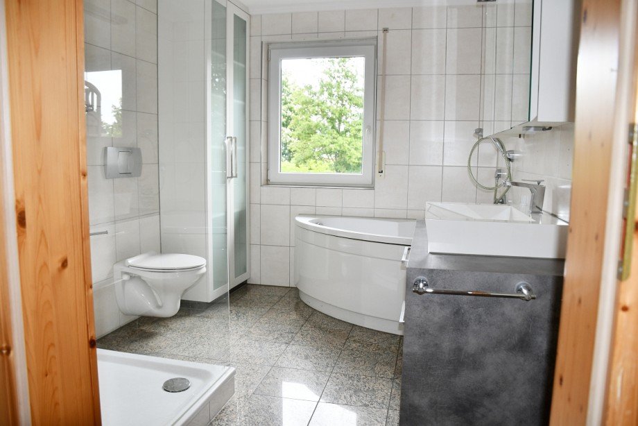 OG: Wohnung 2 - Tageslichtbad mit Wanne und Dusche Mehrfamilienhaus Darmstadt-Wixhausen