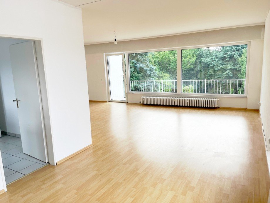 ger�umiger Wohn- und Essbereich Etagenwohnung Darmstadt-Arheilgen