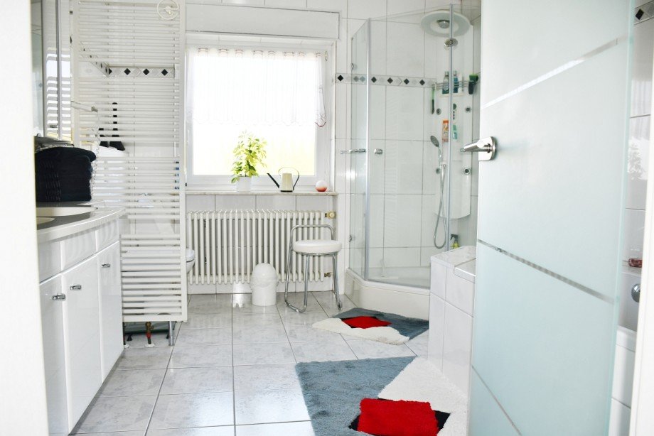 modernes Tageslichtbad mit Wanne und Dusche Einfamilienhaus B�ttelborn-Worfelden