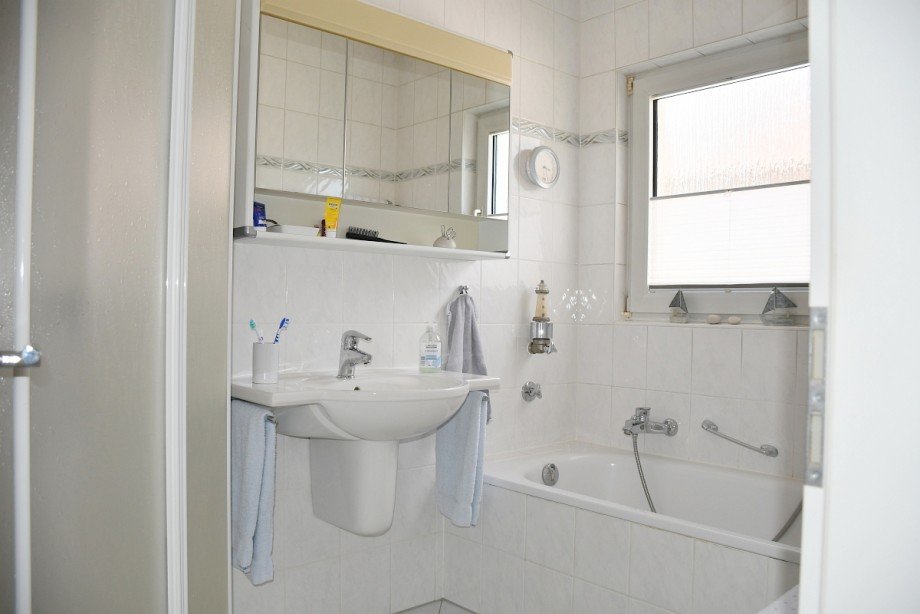Wohnung OG - Tageslichtbad mit Wanne und Dusche Mehrfamilienhaus Griesheim
