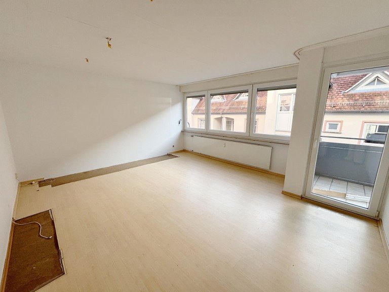 Wohnzimmer mit Balkonzugang Darmstadt Etagenwohnung **VERMIETET** Es gibt einiges zu tun � attraktive 3-Zimmer-Wohnung sucht handwerklich begabte Mieter