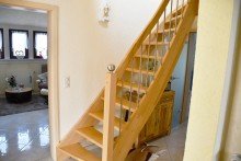 Treppe ins ausgebaute Dachgeschoss **VERKAUFT** Charmantes 2-Familienhaus mit herrlichem Grundst�ck