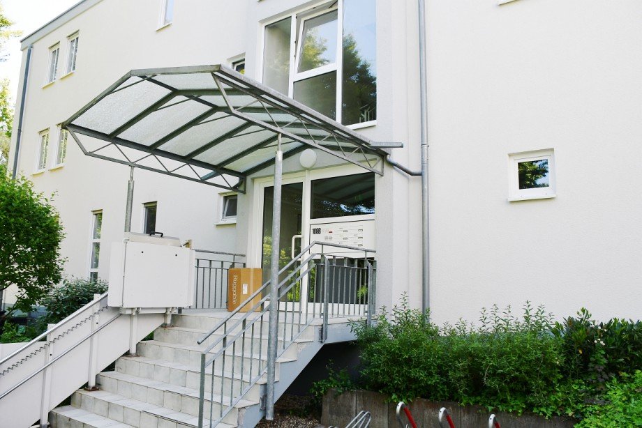 Hauseingang mit Treppenlift Etagenwohnung Darmstadt