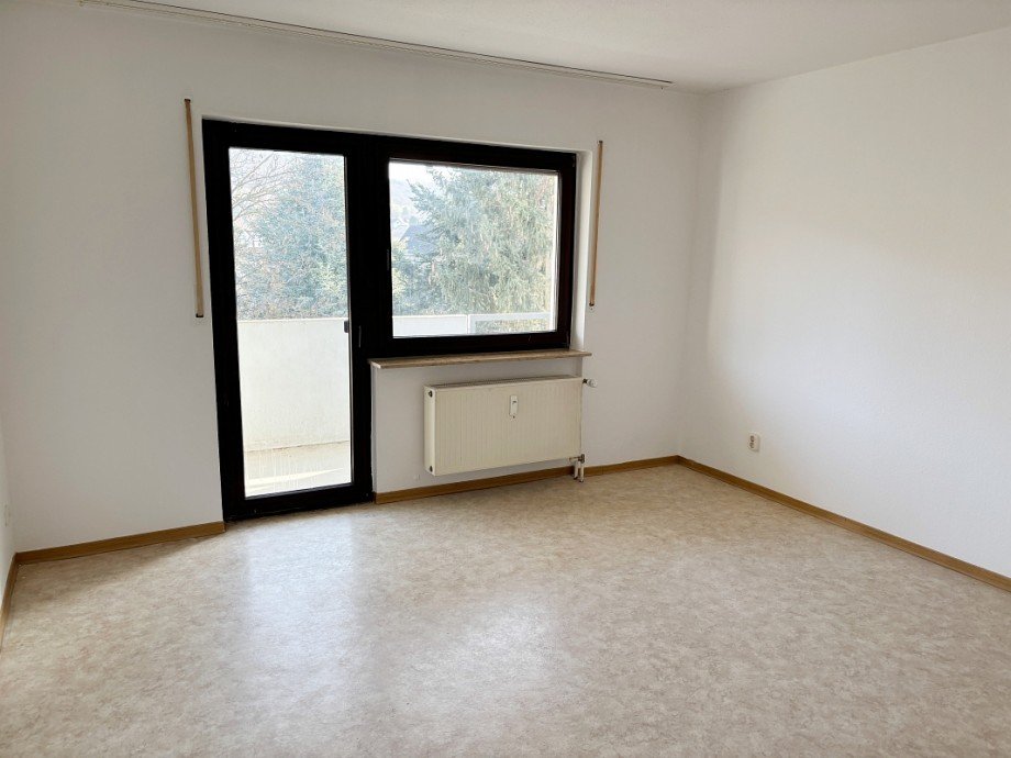 Schlafzimmer mit Balkonzugang Etagenwohnung Seeheim-Jugenheim