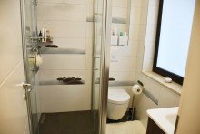 ... und eigenem Tageslichtbad **VERKAUFT** Massiv gebauter Walmdachbungalow in herrlicher Odenwaldlage
