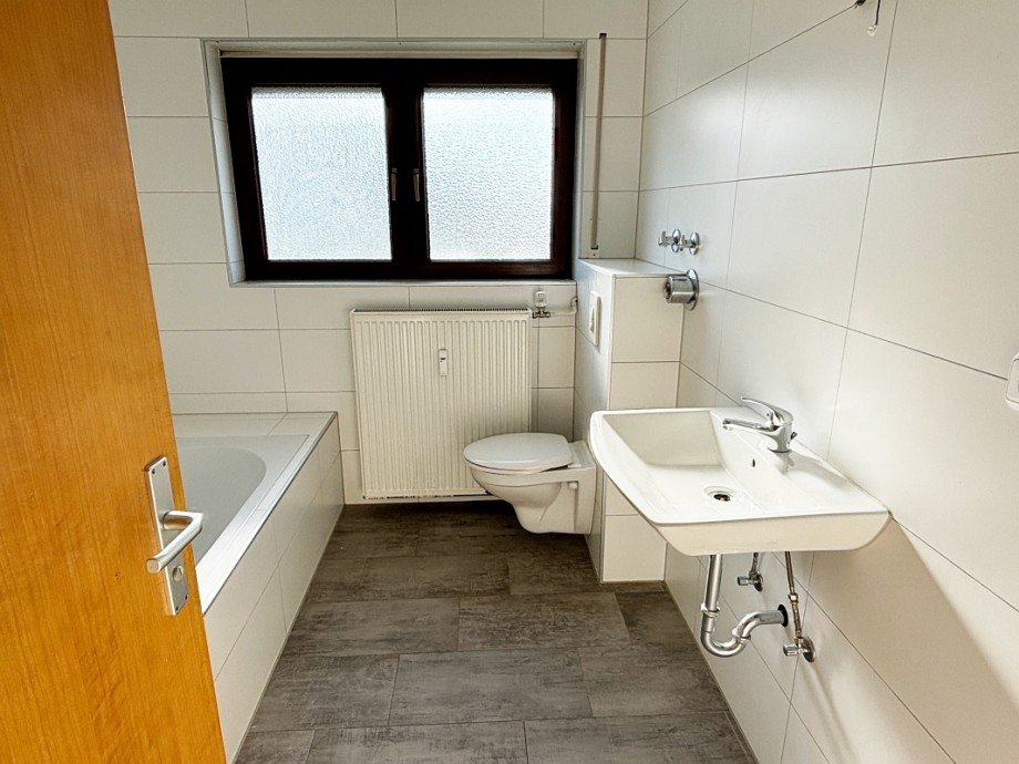 modernes Tageslichtbad .... Etagenwohnung Seeheim-Jugenheim