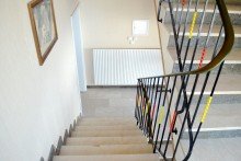 gepflegtes Treppenhaus **VERKAUFT** Solides Mehrparteienhaus - 4 Wohneinheiten - in guter Wohnlage
