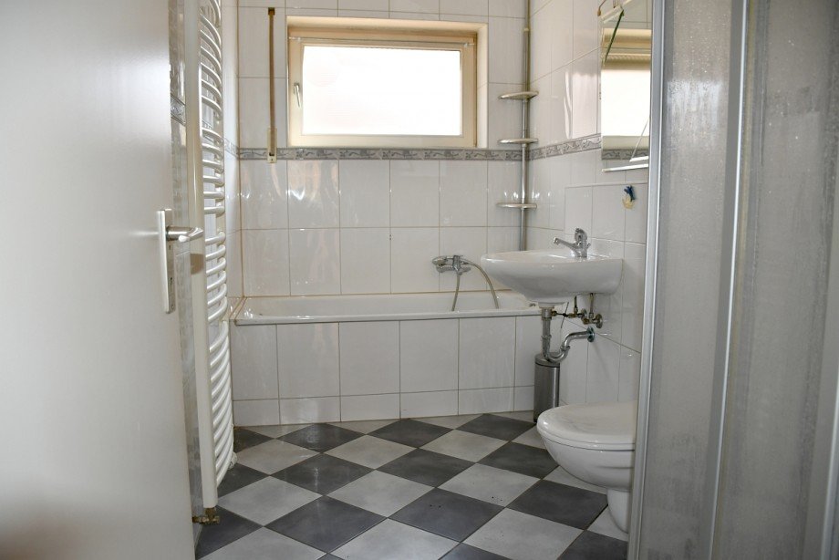 Tageslichtbad mit Wanne und Dusche Einfamilienhaus Weiterstadt-Gr�fenhausen