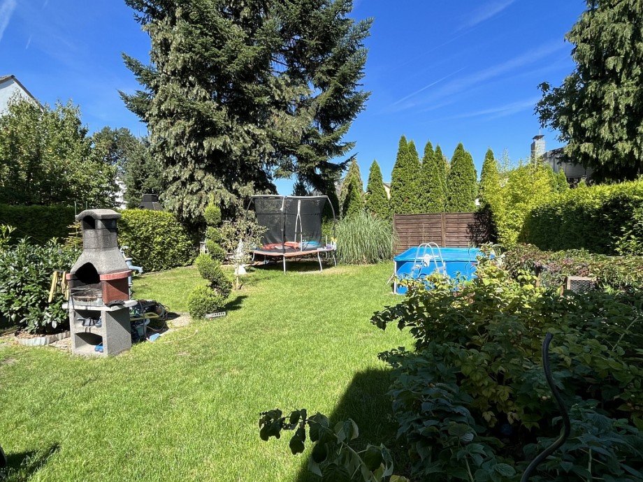 Garten mit Grillkamin Zweifamilienhaus Darmstadt-Wixhausen