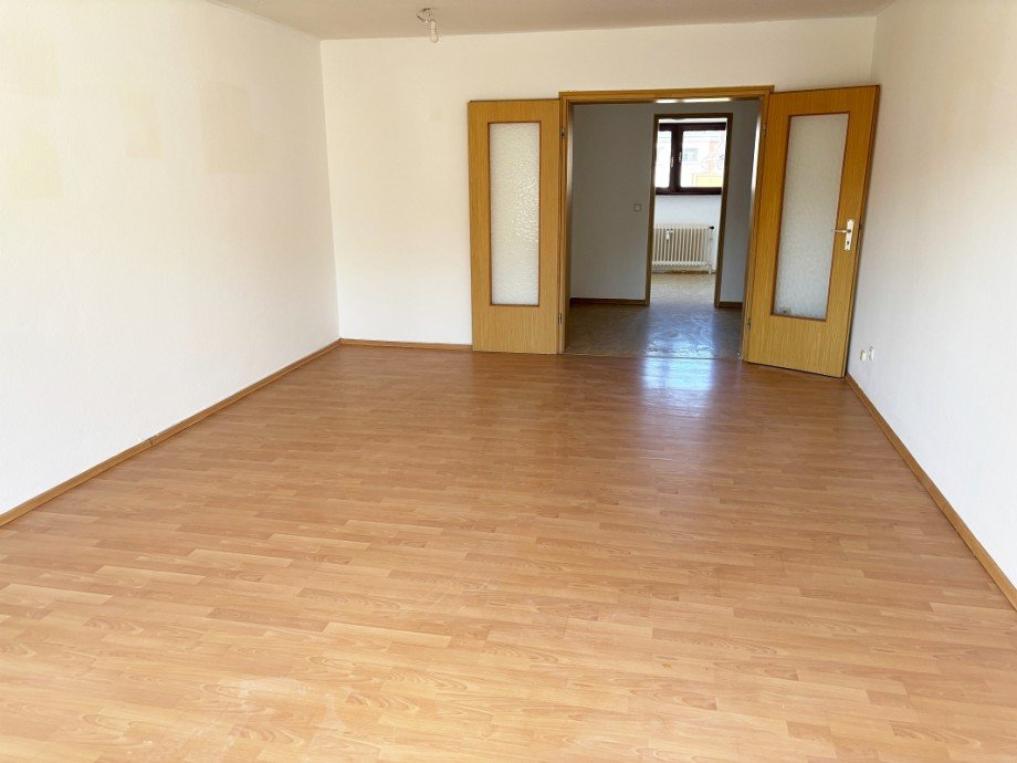 gro�z�giges Wohnzimmer Etagenwohnung Seeheim-Jugenheim