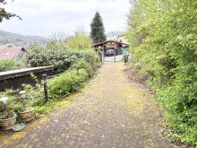 Hauszufahrt **VERKAUFT** Einfamilienhaus mit ca. 100 m� Wfl. auf einer Ebene zuz. wohnraumm��ig ausgebautes UG
