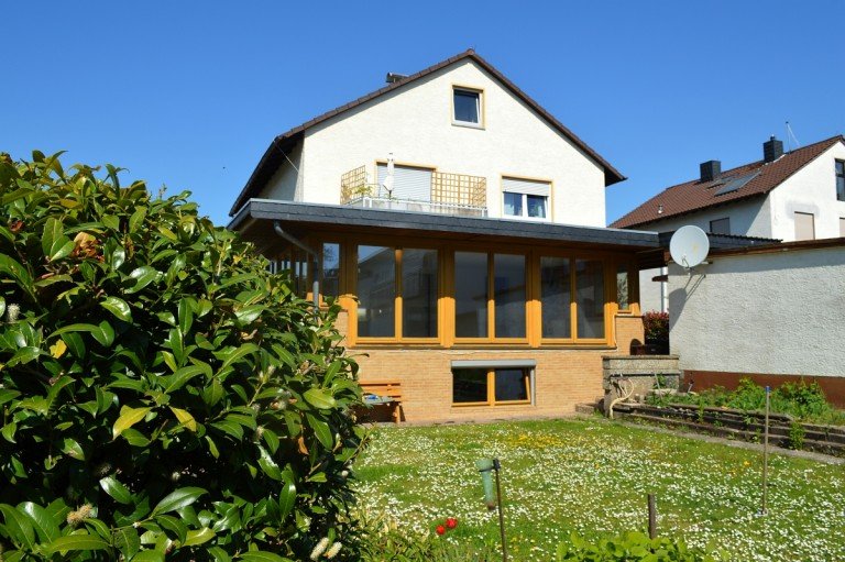Hausansicht Gartenseite Trebur Erdgeschosswohnung **VERMIETET** Lichtdurchflutete Wohnung mit eigenem Garten, Garage und Pkw-Stellplatz
