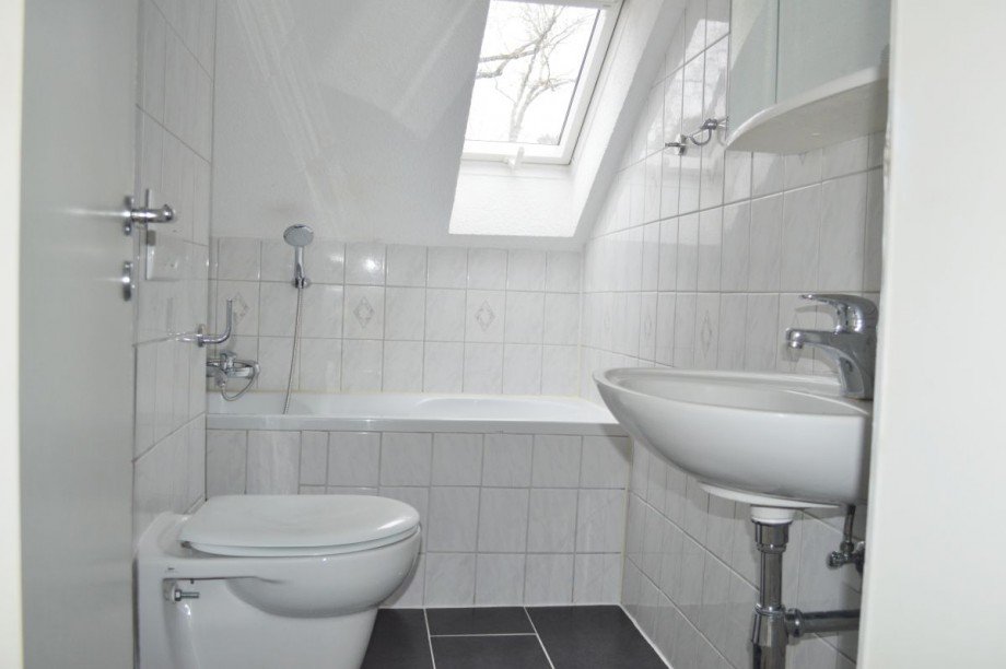 modernes Tageslichtbad Dachgeschosswohnung Darmstadt