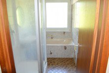 Tageslichtbad mit Wanne und Dusche **VERKAUFT** Freistehendes Ein- bis Zweifamilienhaus - idyllisch Wohnen in Modautal-Asbach