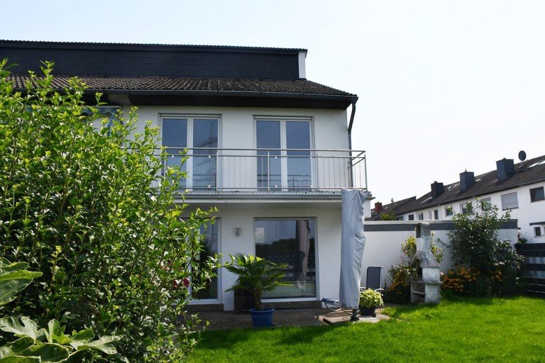 Hausansicht Gartenseite Weiterstadt-Braunshardt Reihenendhaus **VERKAUFT** Ansprechendes Reihenendhaus mit Ausbaureserve in Feldrandlage