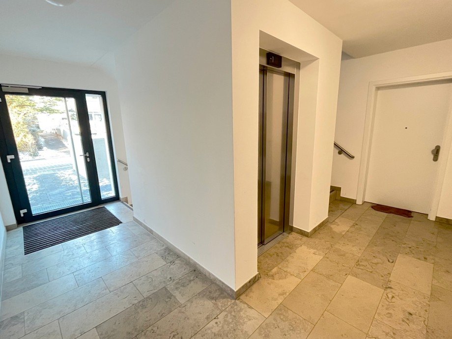 Treppenhaus mit Aufzug Etagenwohnung Darmstadt