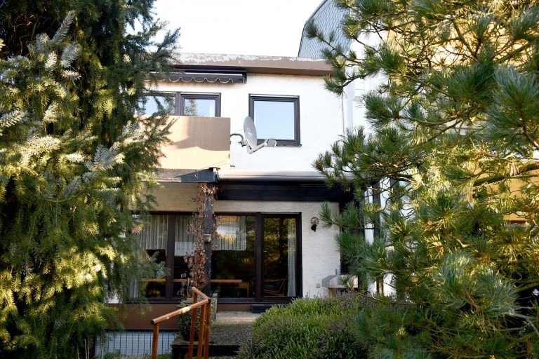 Hausansicht Gartenseite Ro�dorf Reihenhaus **VERKAUFT** Charmantes Reihenhaus mit idyllischem Garten � Ihr neues Zuhause mit Potenzial