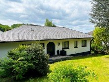 Hausansicht Gartenseite **VERKAUFT** Massiv gebauter Walmdachbungalow in herrlicher Odenwaldlage