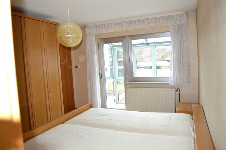 Schlafzimmer mit Balkon Zweifamilienhaus Reinheim