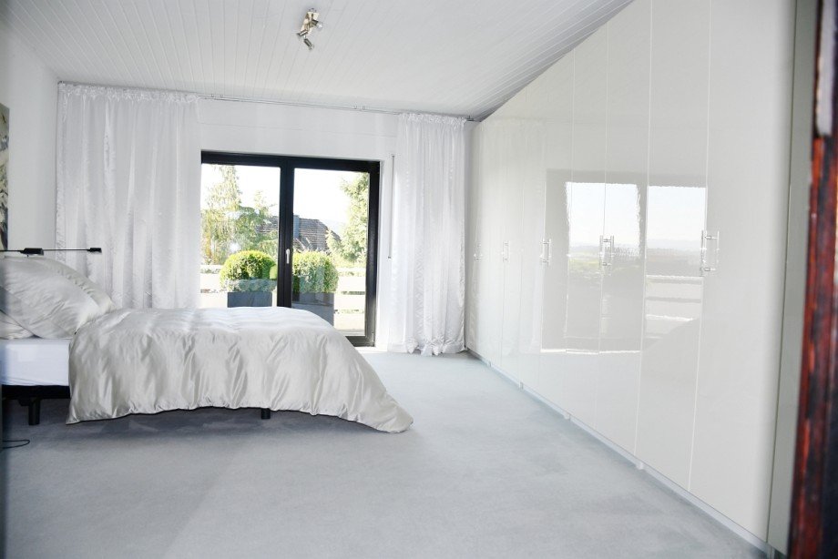 Schlafzimmer mit Terrassen- und Balkonzugang Einfamilienhaus Fr�nkisch-Crumbach
