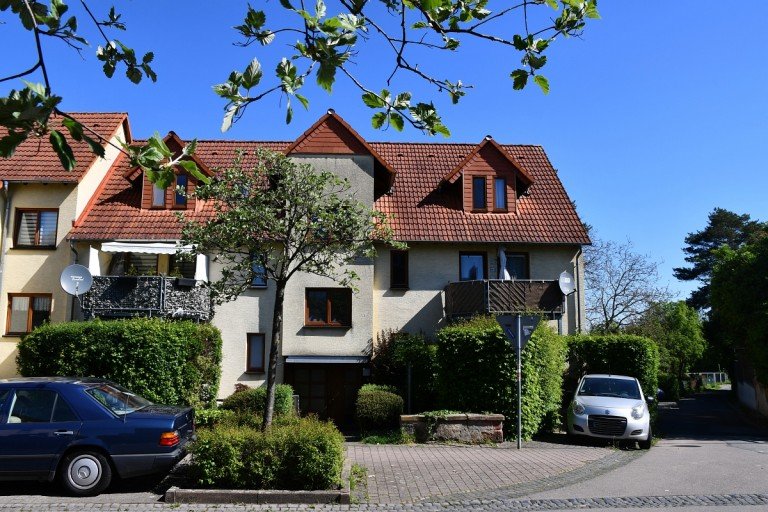 Hausansicht Ro�dorf Dachgeschosswohnung **VERKAUFT** Ruhig wohnen, zentral angebunden � ansprechende 3-Zimmer-Eigentumswohnung in Ro�dorf