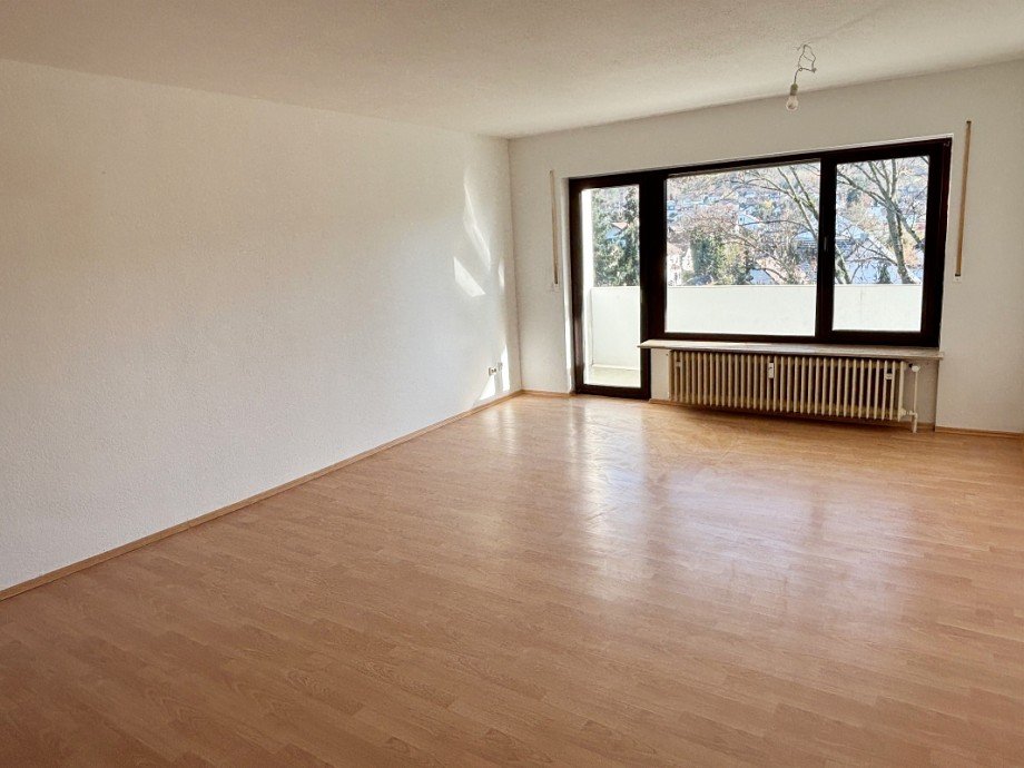 Wohnzimmer mit Balkonzugang Etagenwohnung Seeheim-Jugenheim