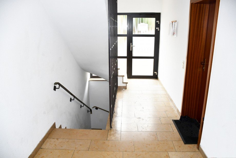 helles Treppenhaus Etagenwohnung Michelstadt