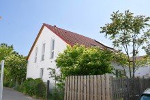 Hausansicht **VERKAUFT** Attraktive Kapitalanlage � freistehendes modernes Zweifamilienhaus