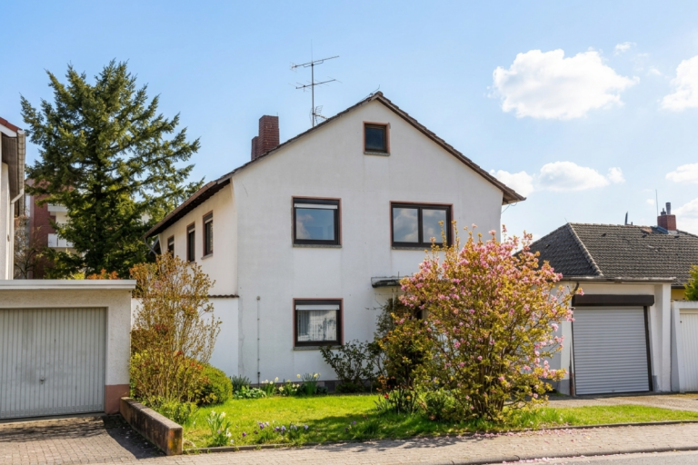 Hausansicht Seeheim-Jugenheim Zweifamilienhaus Freistehendes Zweifamilienhaus mit Pool und gewachsenem Garten