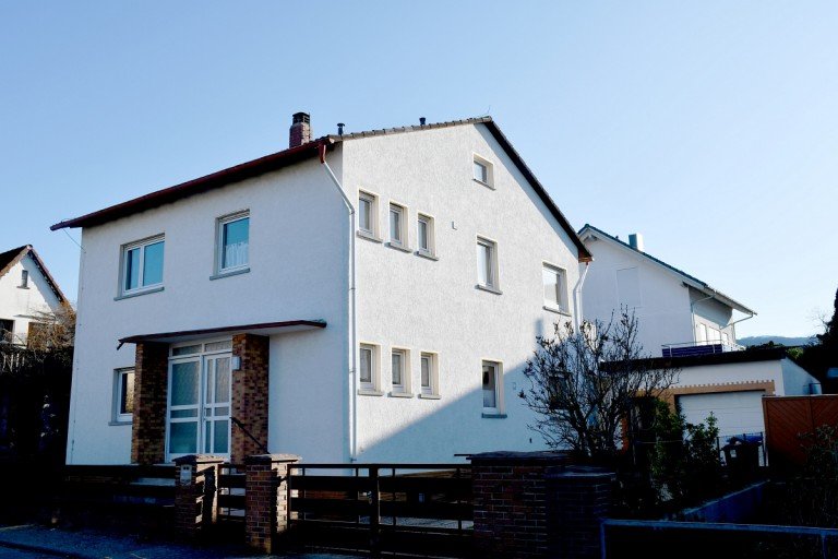 1 Hausansicht Bickenbach Zweifamilienhaus **VERKAUFT** Solides Zweifamilienhaus, vielseitig nutzbar, in angenehmer Wohnlage von Bickenbach