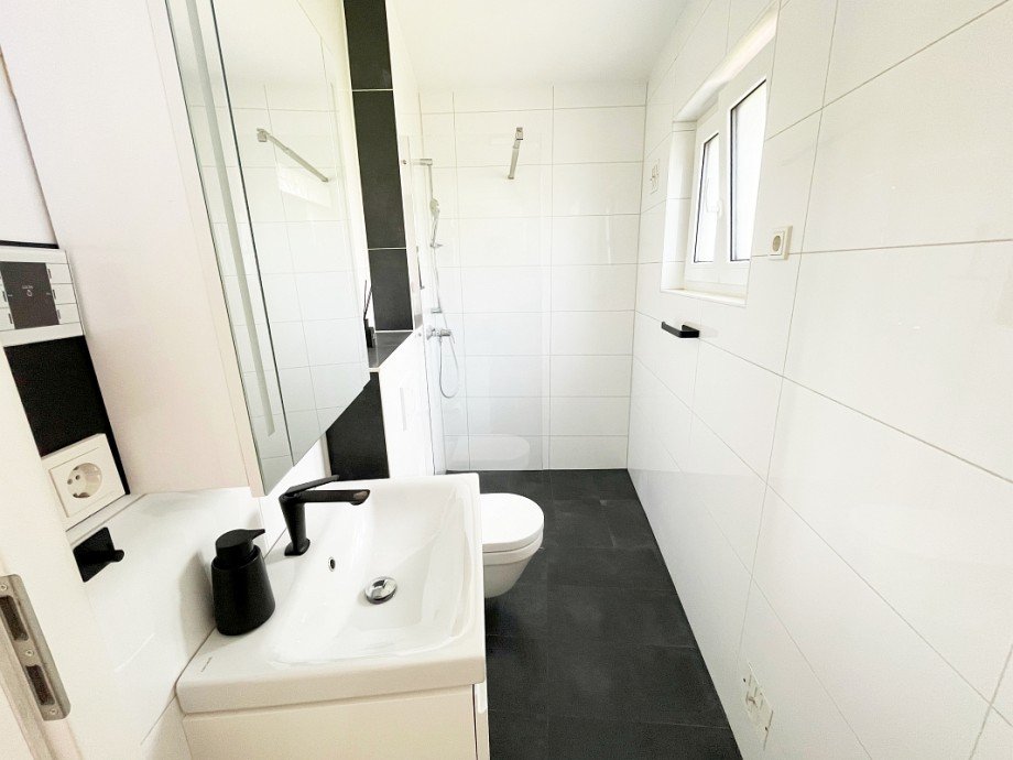 modernes Tageslicht-Duschbad Erdgeschosswohnung Bickenbach