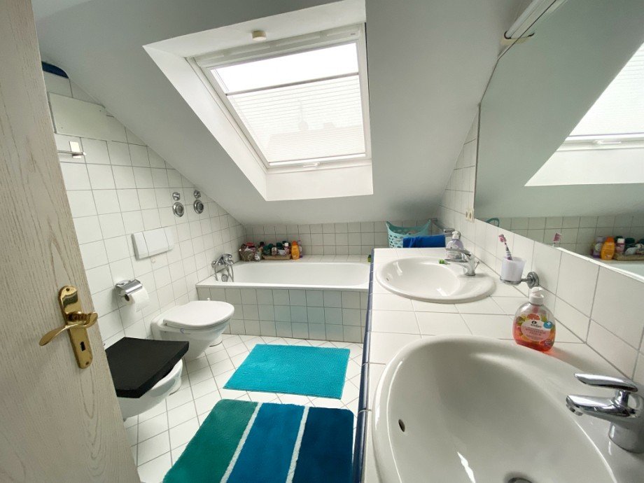 Tageslichtbad mit Wanne... Etagenwohnung Darmstadt-Wixhausen