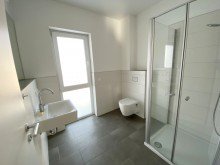 Tageslichtbad mit Dusche, Waschbecken und WC **VERMIETET** Repr�sentative 4-Zimmer-Wohnung in citynaher Lage