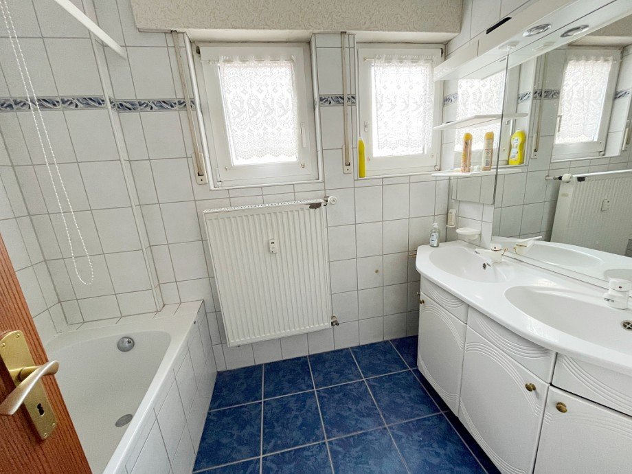 10 Tageslichtbad Erdgeschoss Zweifamilienhaus Bickenbach