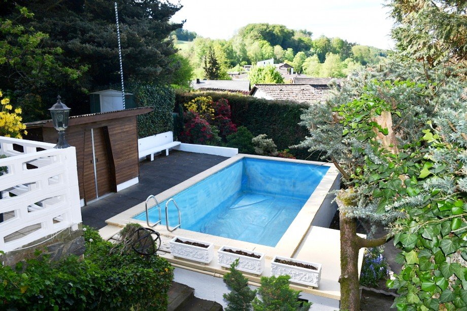 ... mit Blick auf den Pool Einfamilienhaus Lautertal-Lautern