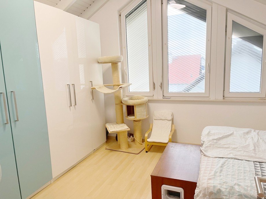 ger�umiges Schlafzimmer Maisonettewohnung Bickenbach