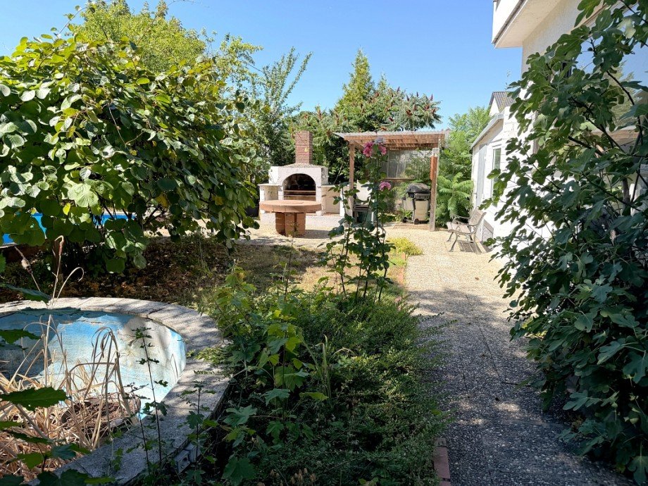 idyllisch eingewachsener Garten Zweifamilienhaus Seeheim-Jugenheim