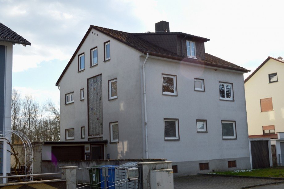 Hausansicht Stra�enseite Mehrfamilienhaus Gro�-Zimmern