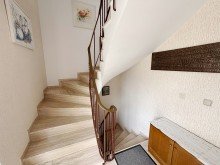 gepflegtes Treppenhaus **VERMIETET** Helles gro�z�giges 1-Zimmer-Appartement mit Terrasse im Au�enbereich