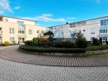 Geb�udeansicht mit Glaskuppeldach Tiefgarage **VERKAUFT** Schicke 2-Zimmer-Wohnung mit Terrasse und Pkw-Stellplatz in Darmstadt-Eberstadt!