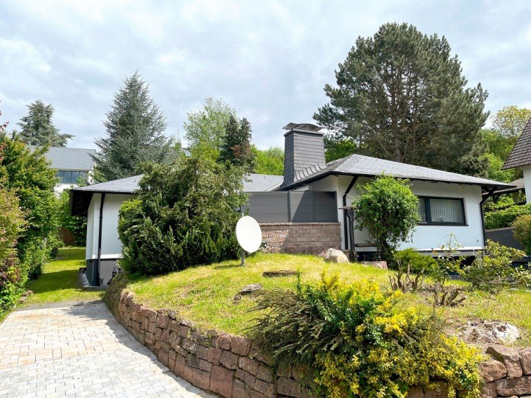 wundersch�ner Walmdachbungalow Brensbach-H�llerbach Reihenhaus **VERKAUFT** Massiv gebauter Walmdachbungalow in herrlicher Odenwaldlage